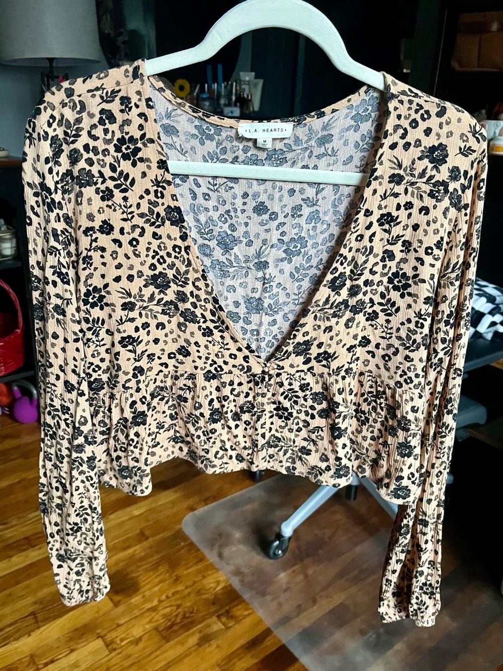 La Hearts Cropped Floral Print V-Neck Peplum Top - Tan/Black